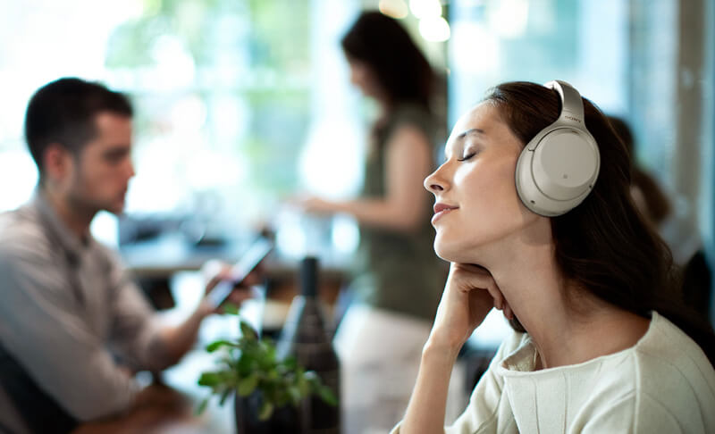 Tai nghe trùm đầu giúp tạo cảm giác êm ái